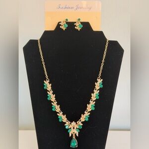 Neck lace and earrings set in green and gold tone